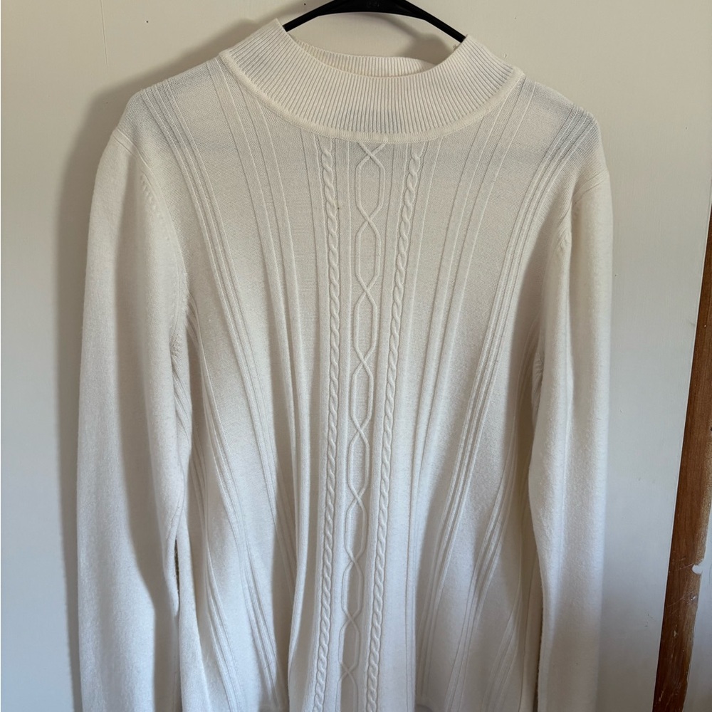 Elegant White Cable Knit Short Sleeve Tee